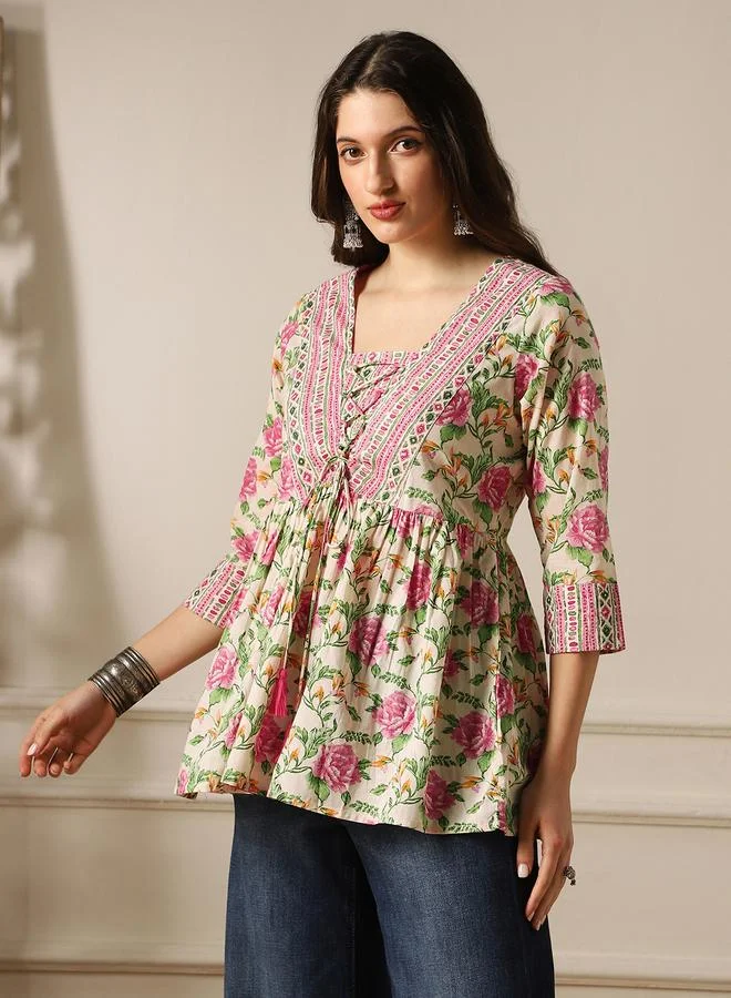 جلو باص تونيك مطبوع بزهور وتفاصيل شرابات